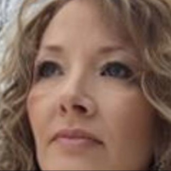 Meet your Posher, Mae - Picture 1 of 1